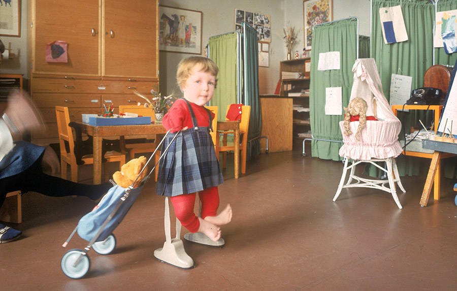 thalidomide child walking Thalidomide, Çocukları sakat bırakan ilacın zararları