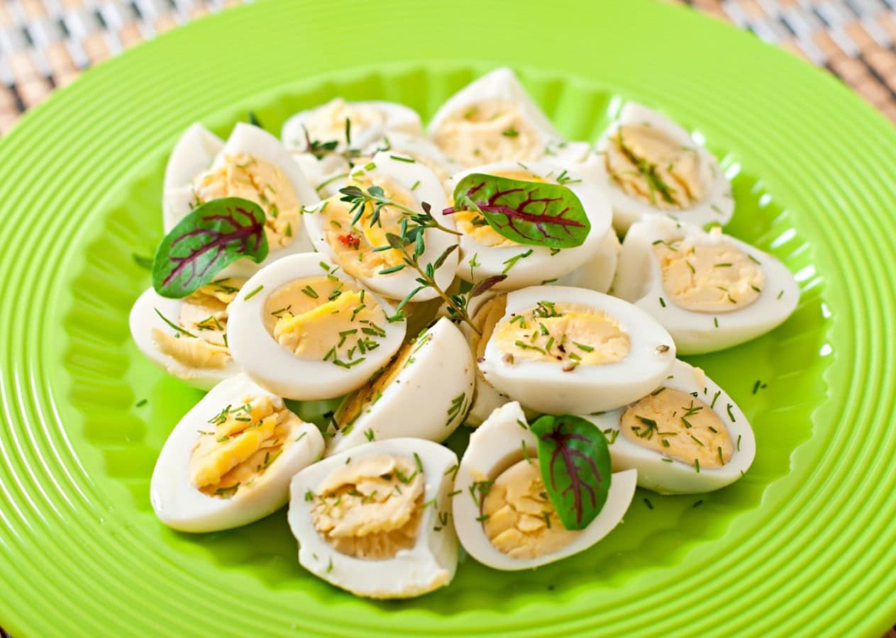 boiled quail eggs halves green plate scaled Sağlık