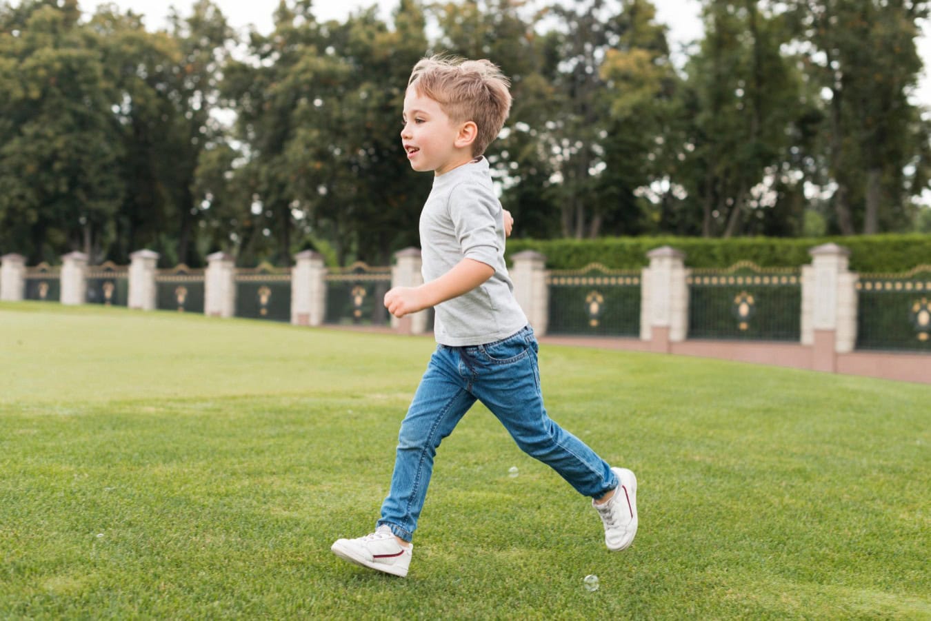 boy running grass scaled çim koşan çocuk