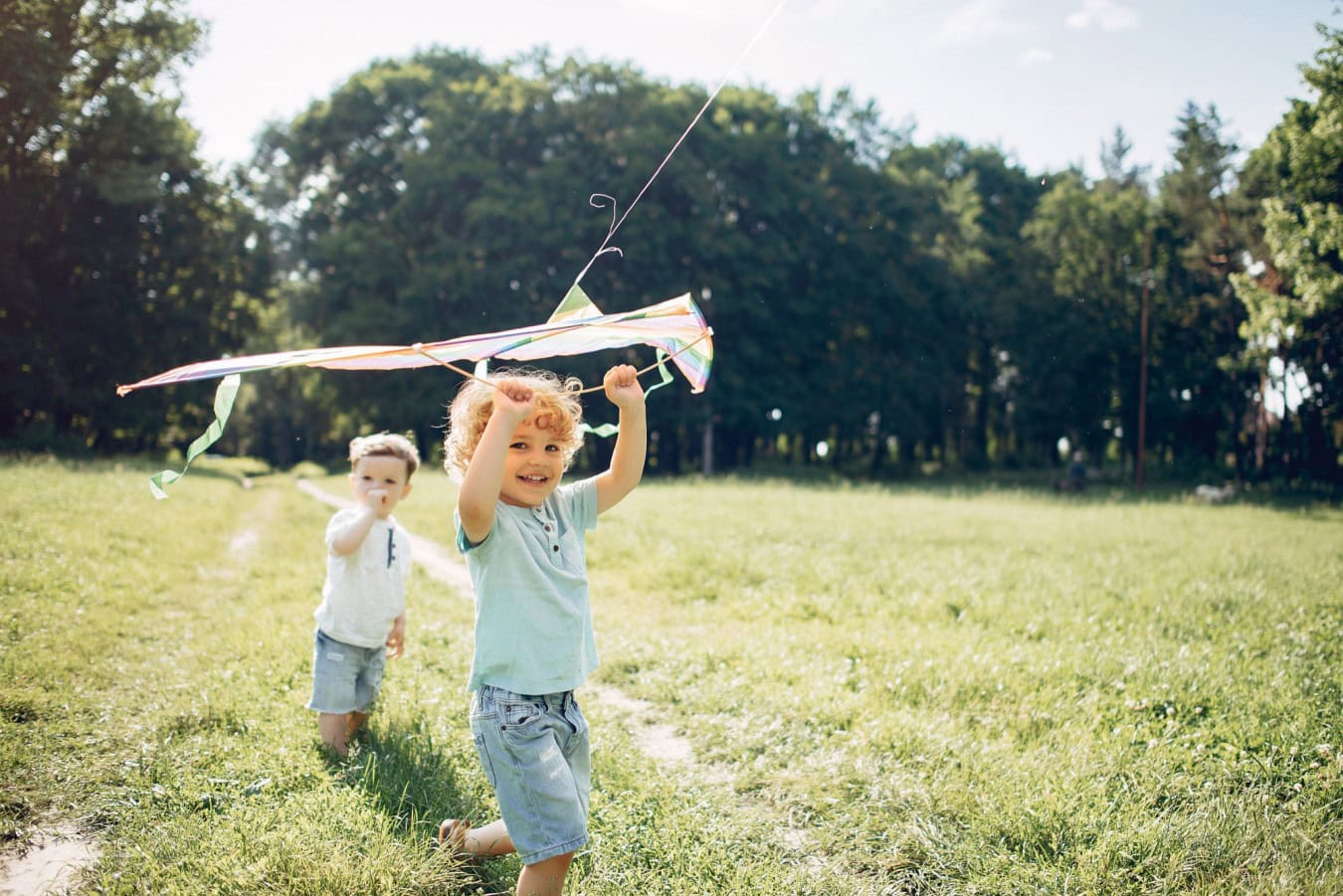 cute little child summer field with kite scaled uçurtma ile sevimli küçük çocuk yaz alanı