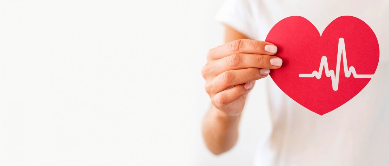 front view woman holding paper heart with heartbeat scaled A vitamini sorunu