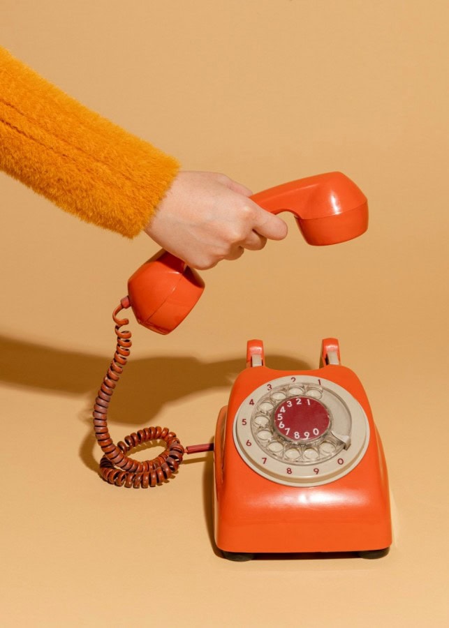 woman answering old retro telephone scaled eski retro telefona cevap veren kadın